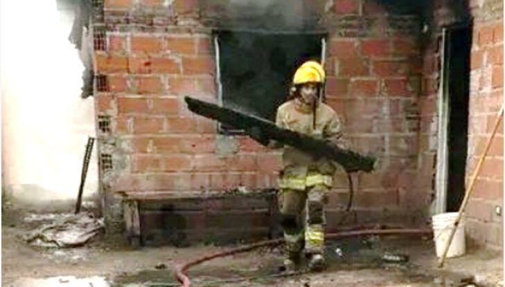 Importantes pérdidas provocó el incendio de una vivienda en el barrio