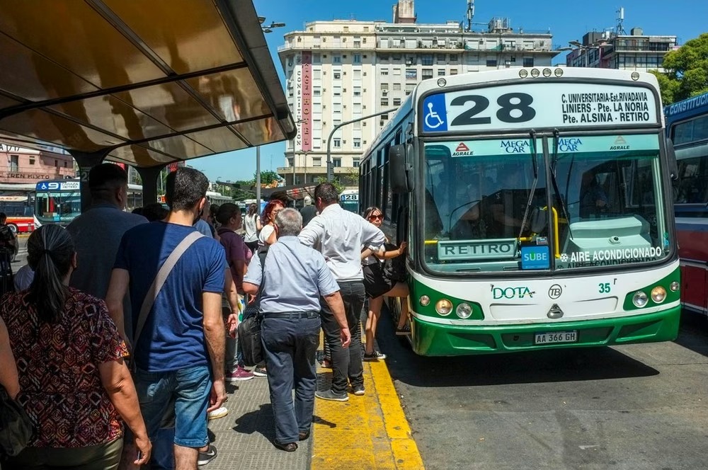 Colectivos: el Gobierno dará más subsidios y mantendrá congelado el boleto Colectivos: el Gobierno dará más subsidios y mantendrá congelado el boleto